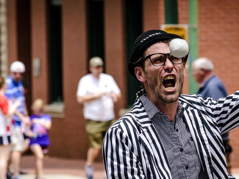 Man juggling during Festivall Art Fair