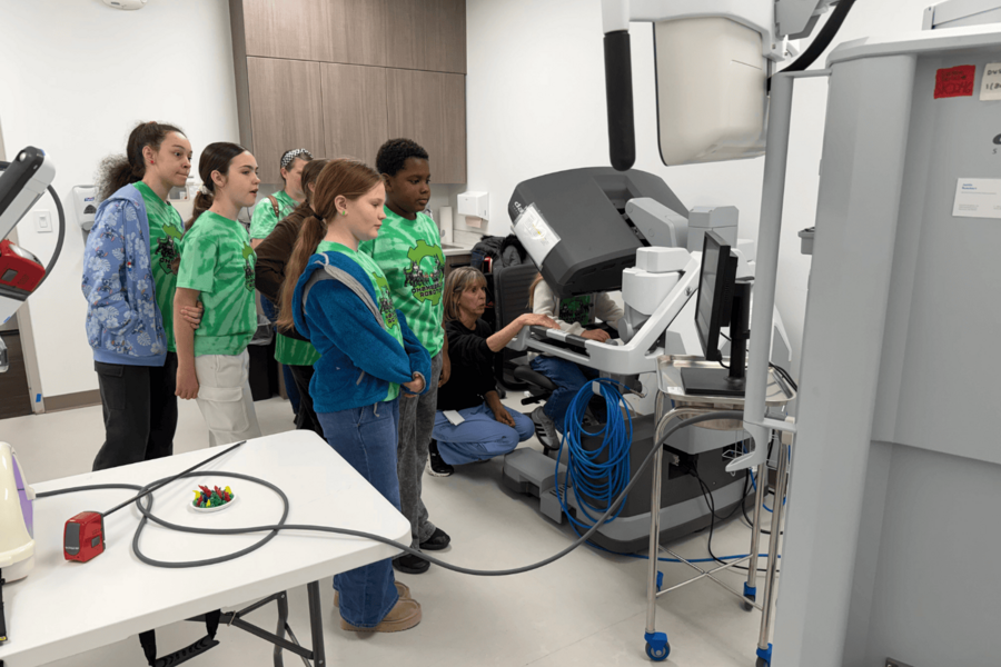Student practicing with da Vinci surgical robot system