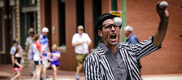 Man juggling during Festivall Art Fair